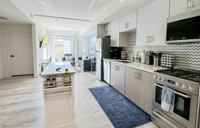 1 bed, 1 bath, 720 sqft, $2,450