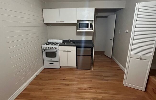 Studio, 1 bath, 300 sqft, $1,000