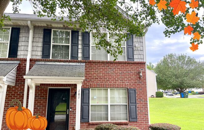 Welcome to this stunning 2-bedroom, 1-bathroom corner townhome located in the vibrant city of Atlanta, GA.