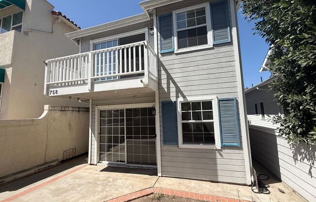 758 1/2 E AVE