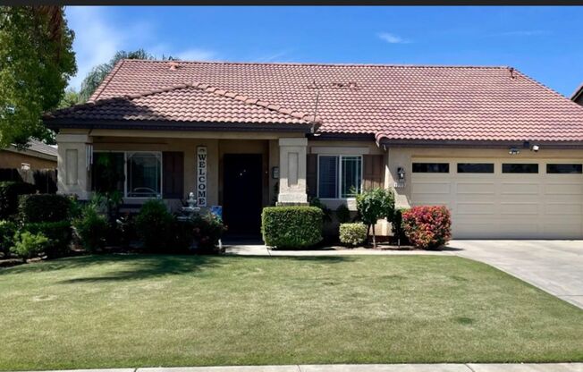 Northwest Bakersfield 4 bed+-2bath