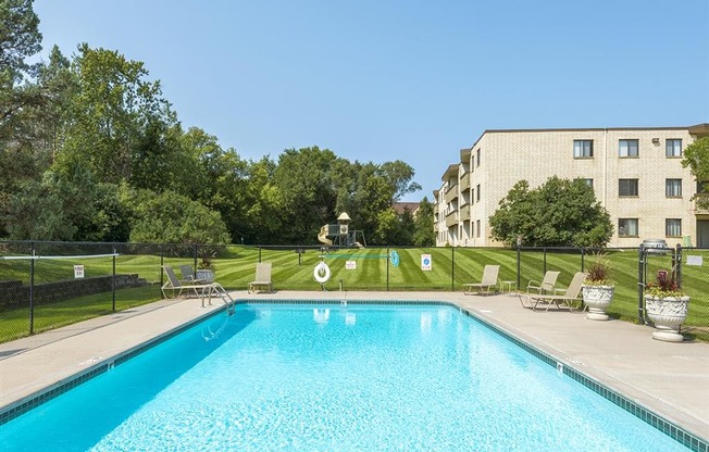 Oakwood Apartments in Plymouth, MN Outdoor Pool