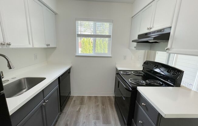 2 beds, 1 bath, 890 sqft, $1,595, Unit 16