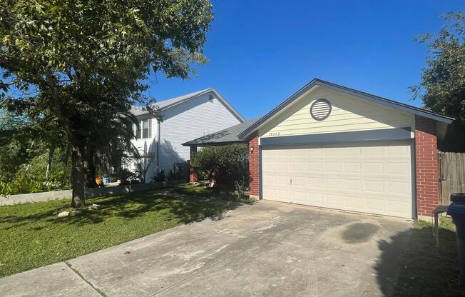 NICE 3 BEDROOM FEATURING AN ISLAND KITCHEN & SPACIOUS LIVING AREA**NORTHSIDE ISD