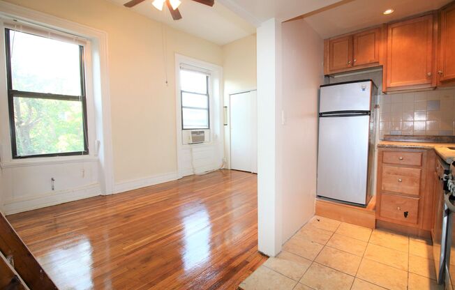 Bright Studio w/ Sleeping Loft!*Available August*