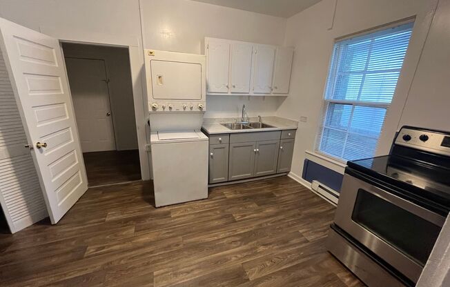 1 bed, 1 bath, $970, Unit B