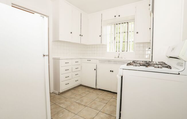 Gorgeous 2 Bed/1 Bath Unit