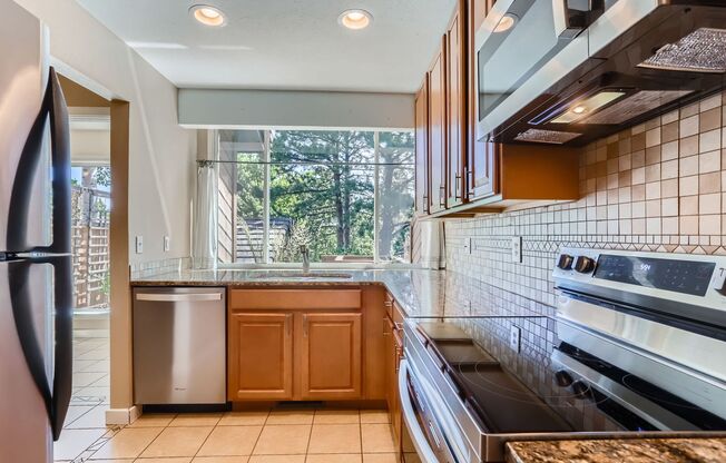 Gorgeous Wonderland Hills Townhome. Private Back Deck Accesses Open Space