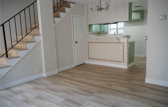 551 W MACARTHUR AVE