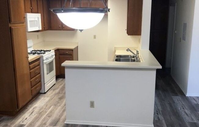 LOOK AND LEASE OFFER: $1000.00 OFF 1st MONTH'S RENT IF APPLICATION IS SUBMITTED WITHIN 24 HOURS OF SHOWING
