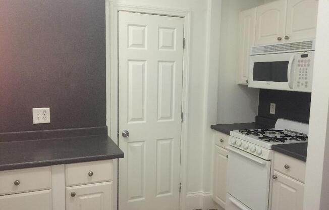 Studio, 1 bath, $2,400, Unit 33