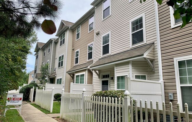 Wonderful Raleigh Townhome Convenient to I440 & I540, Huge Master Suite, Near Anderson Pointe Park!