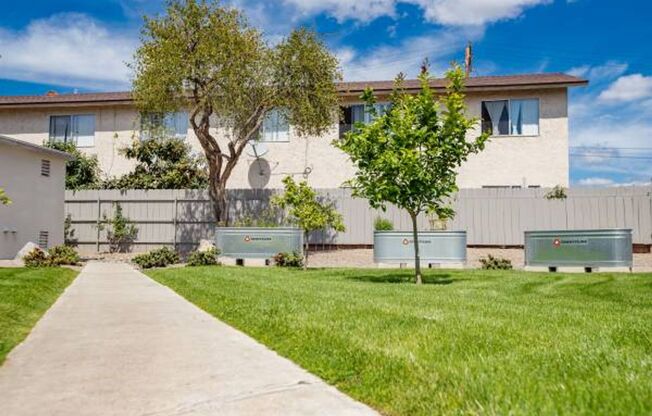 2 beds, 1 bath, 900 sqft, $2,400, Unit 633-30