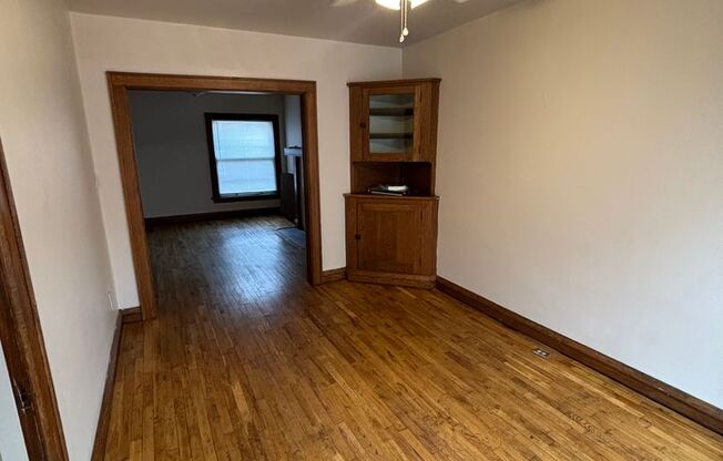 3 beds, 1 bath, $1,000, Unit 291