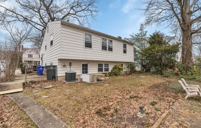 Well Maintained 3 Bedroom 1.5 Bathroom Split Level Home In Desirable Glencarlyn