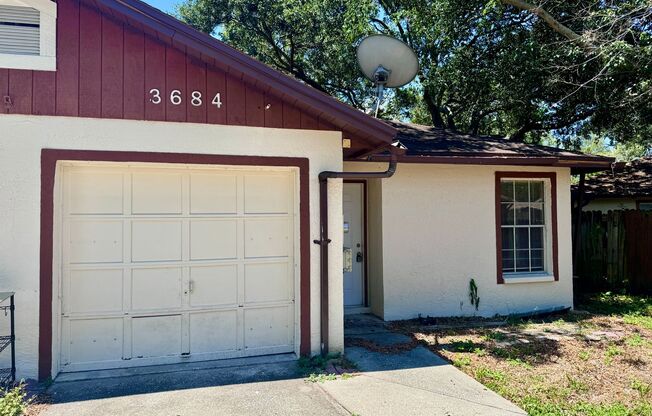 2/2 Townhome Located in Palm Harbor WITH Garage and Porch!