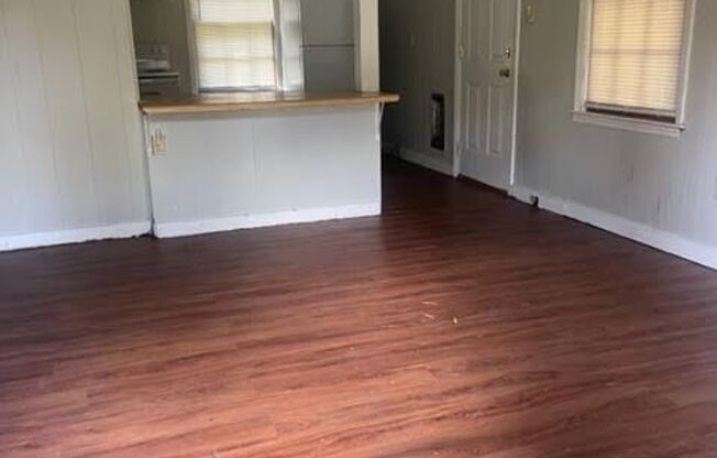 3 beds, 1 bath, $875