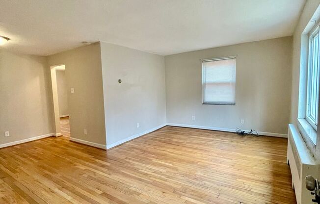 Spacious 1 Bedroom Apartment with Garage Space in the heart of Bellevue!
