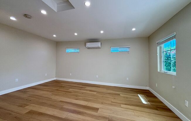 Private, Cozy, Backhouse Studio Located In Reseda!