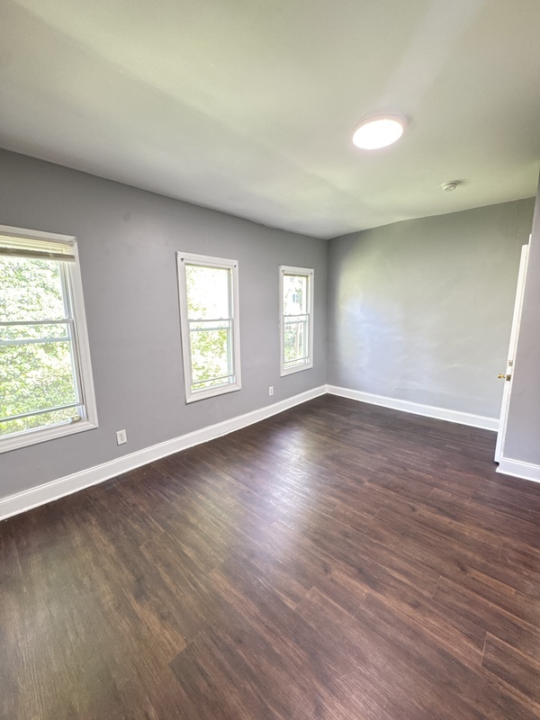 436 W QUEEN LN