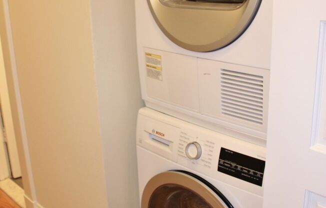 3 beds, 2 baths, $5,250, Unit 205