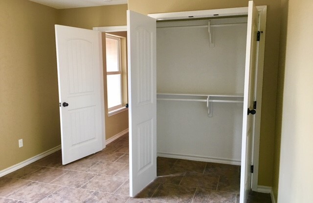 3 beds, 2 baths, 1,250 sqft, $1,450, Unit 207