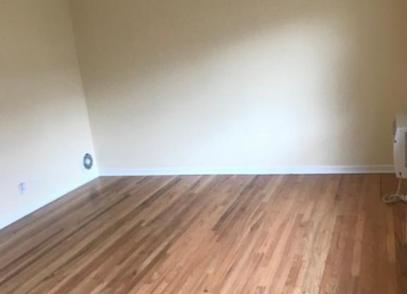 2 beds, 1 bath, 950 sqft, $1,595