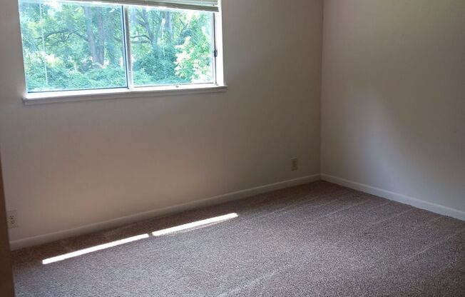 2 beds, 1 bath, 925 sqft, $1,085, Unit X03