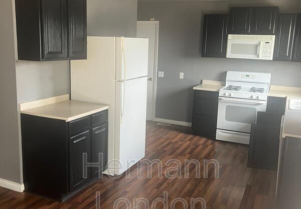 3 beds, 2 baths, 1,161 sqft, $1,595