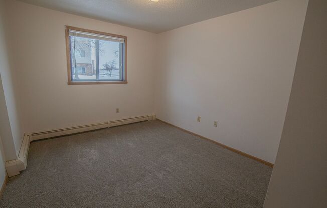 3 beds, 1 bath, 1,025 sqft, $955, Unit 3100-101