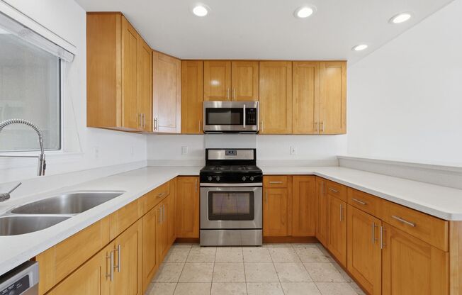 Top-Floor 3BR in Duplex Near BART | Vaulted Ceilings | In-Unit Laundry | Garage Parking