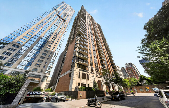 1 bed, 2.5 baths, 740 sqft, $5,800, Unit 4H