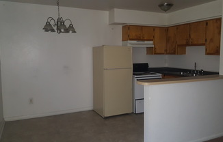 2 beds, 1 bath, 704 sqft, $850, Unit E