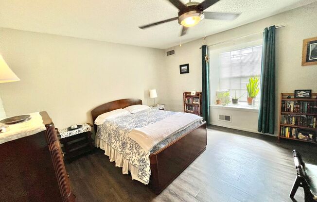 One Bedroom unit in Fourplex with Yard for Lease in Northeast Austin!