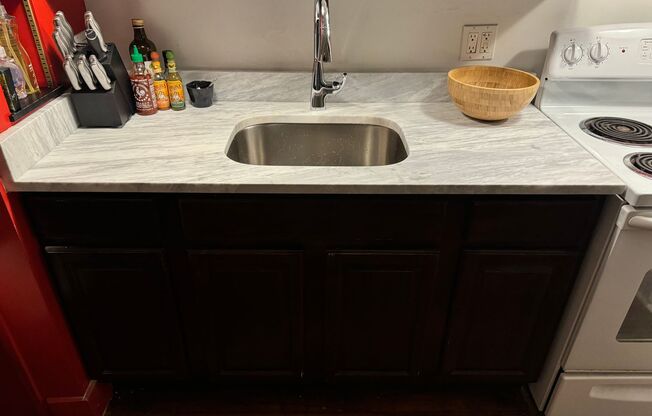 Beautiful 1-Bed Apt with storage unit and laundry on tree lined street in Norther Liberties