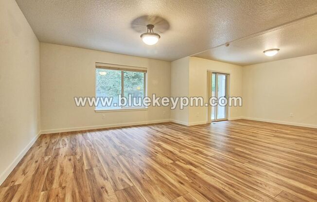 Available Now! 3 Bed, 2.5 Bath Home in Ridgefield