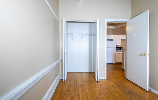 2 beds, 1 bath, 850 sqft, $899, Unit 3819 Jones St #303