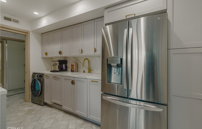 1 bed, 2 baths, 912 sqft, $3,600, Unit 1008