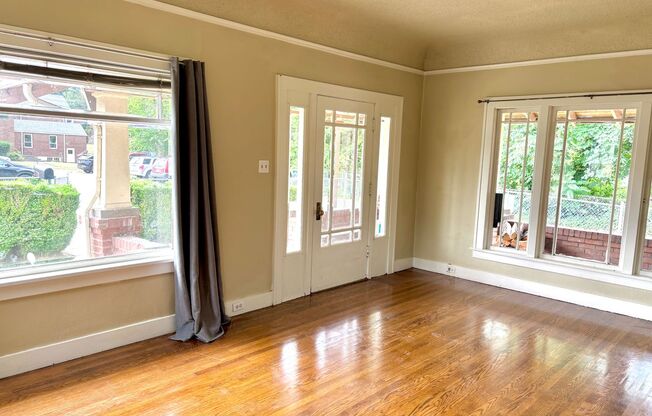 Historic Milwaukie 3 bedroom bungalow with Hardwood and fully fenced yard