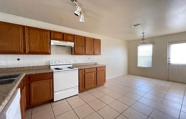 3 beds, 2 baths, 1,178 sqft, $925, Unit Apt B