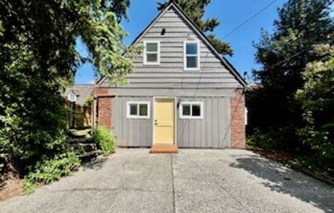 Classic Northwest Cottage With View of Lake Washington