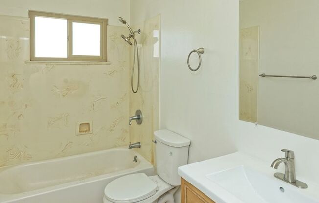 2 beds, 1 bath, 800 sqft, $2,450, Unit 10