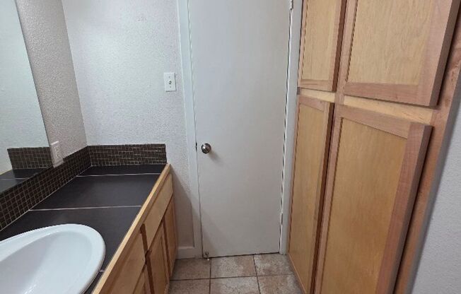 2 beds, 1 bath, 900 sqft, $1,045, Unit ELP2202-335