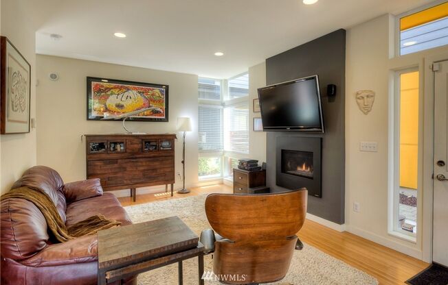 LIKE NEW LUXURY GENESEE PARK TOWNHOME AVAILABLE AUGUST 10TH!
