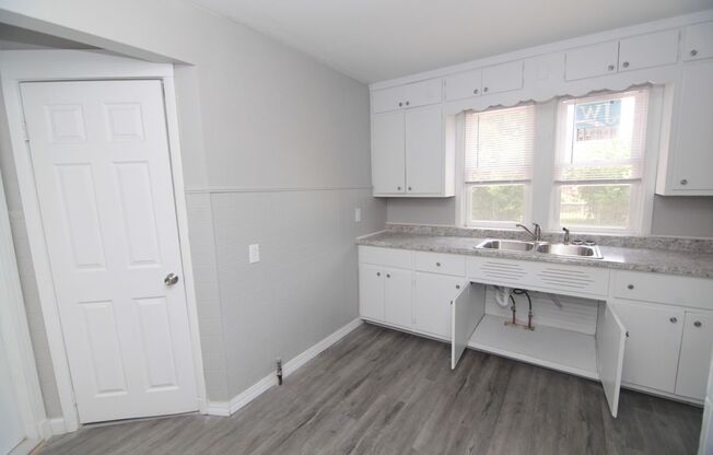 1 bed, 1 bath, $750, Unit 3907 1/2 Unit 2 (Upper)