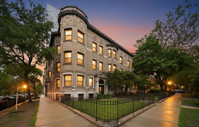 SHERIDAN SQUARE - 668-72 W. Sheridan Rd; 3915-17 N. Pine Grove Chicago, IL 60613