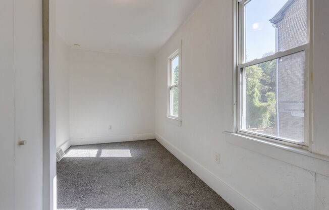 2 beds, 1 bath, $1,275, Unit Apt 3