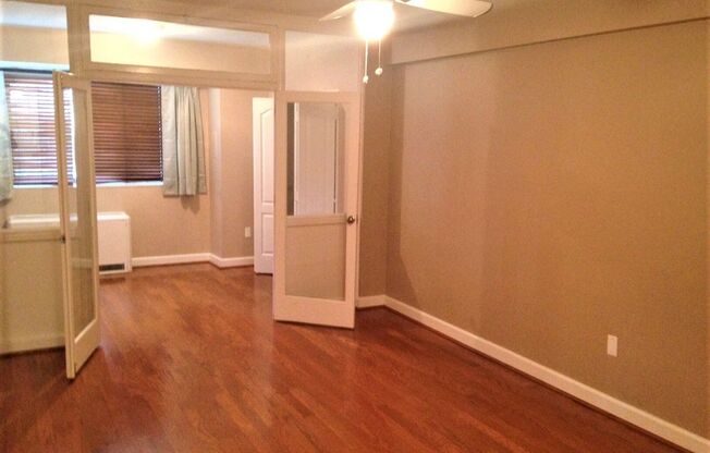 Spectacular Scott Circle Solarium Studio Apartment Close to The White House.