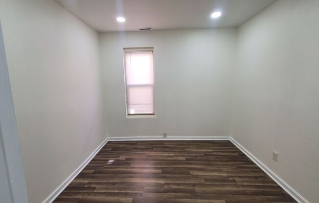 2 beds, 1 bath, $1,350, Unit 2nd Floor