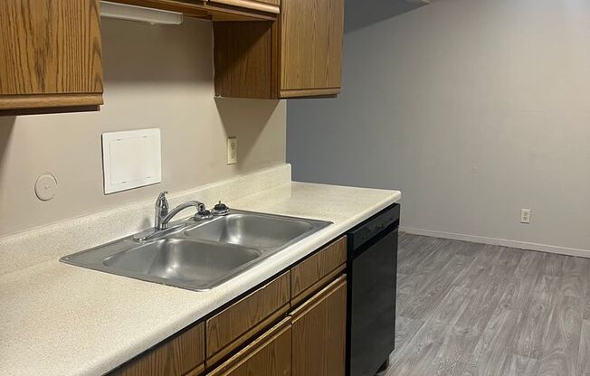 2 beds, 1 bath, 850 sqft, $1,120, Unit #5